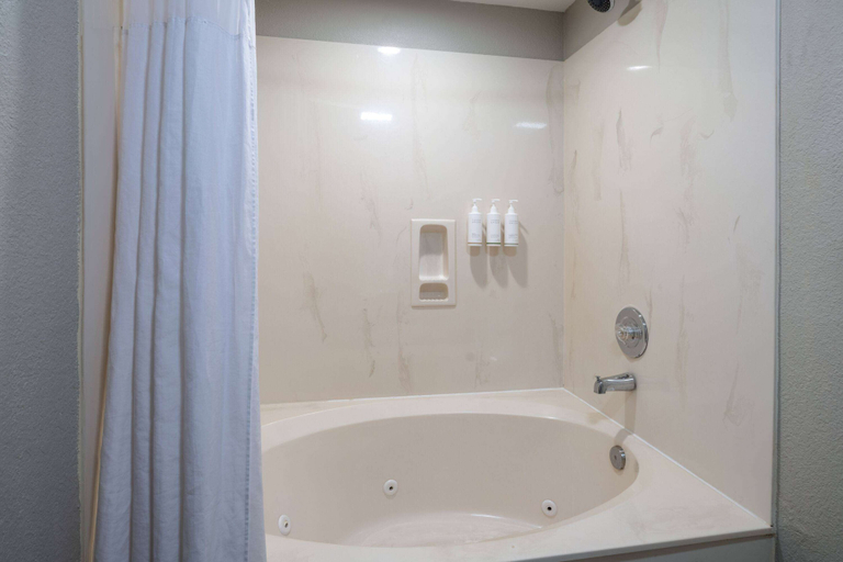 Bathroom 4, Days Inn & Suites by Wyndham Commerce, Banks