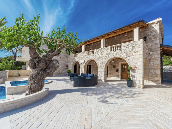Exterior & Views, Villa in Sukosan With Pool Near the Sea, Sukošan