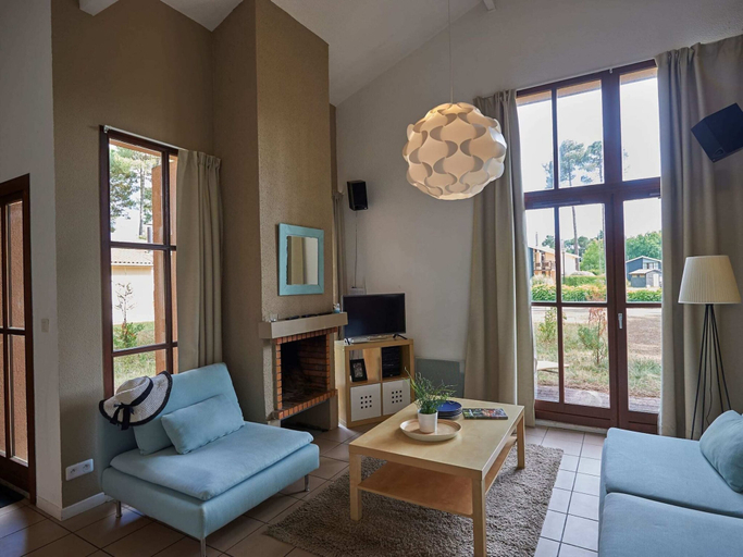 Living room 2, Villa in France With Private Garden, Gironde