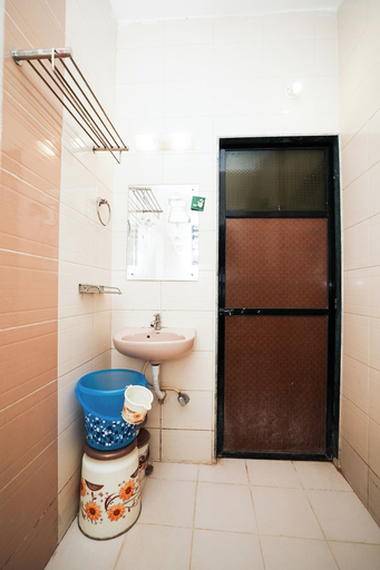 Bathroom 2, Chinar Residency, Bondarwadi Road, Panchgani, Mahabaleshwar, Satara