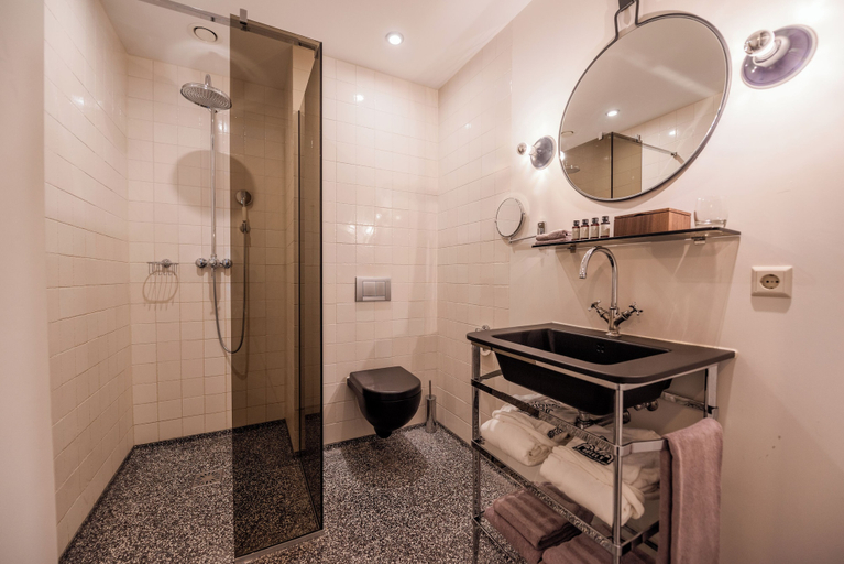 Bathroom 5, Hotel V Nesplein, Amsterdam