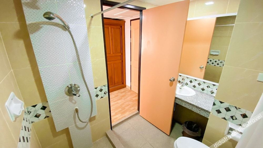 Bathroom 4, A.A. Pattaya Golden Beach Hotel, Pattaya