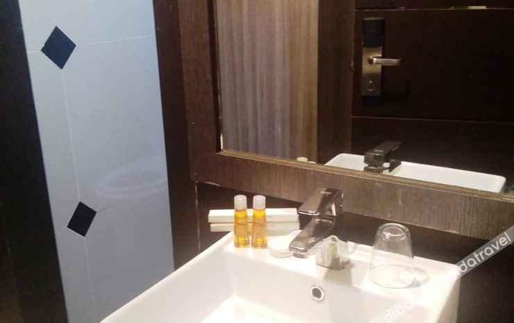Bathroom 5, Royal Global Hotel, Palangkaraya