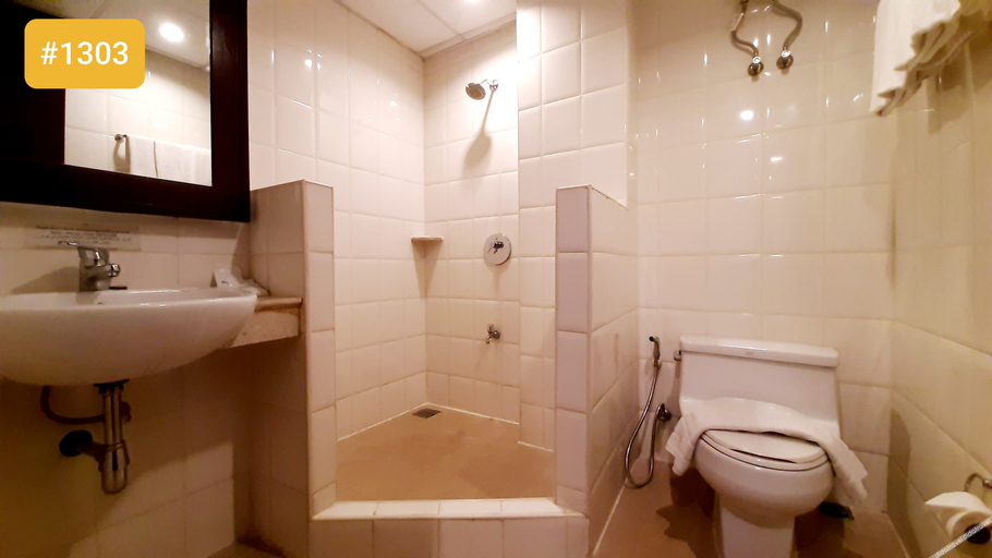 Bathroom 5, City Plaza Nana Hotel, Wattana