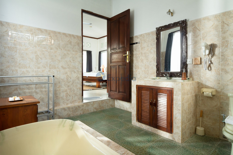 Bathroom 5, The Kanjeng Signature Sidemen, Karangasem