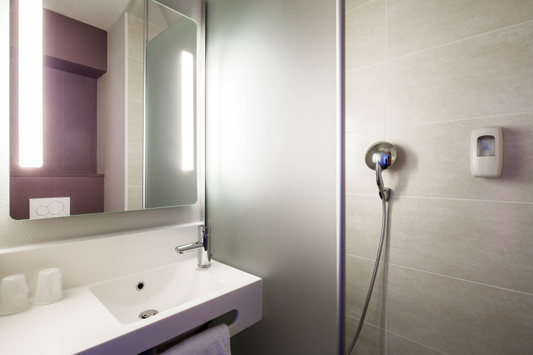 Bathroom 2, B&B Hotel Troyes Magasins d usine, Aube
