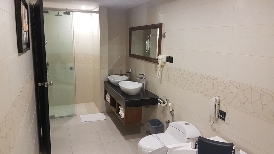Bathroom 5, Sky City Hotel Dhaka, Dhaka