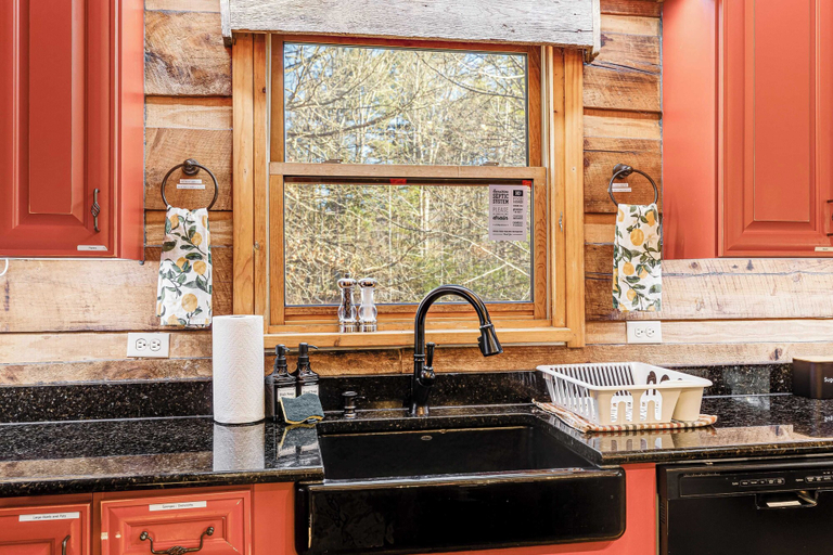 Others 5, Red Cedar by Avantstay Cabin w/ Hot Tub + Views!, Buncombe