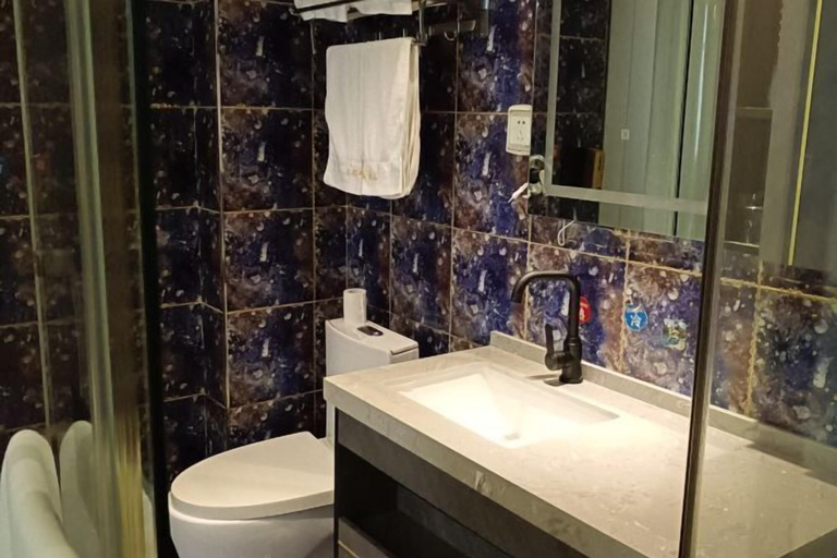 Bathroom 4, Xiongxian Qiancun Business Hotel, Baoding