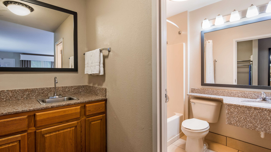 Bathroom 5, Best Western Shenandoah Inn, Coweta