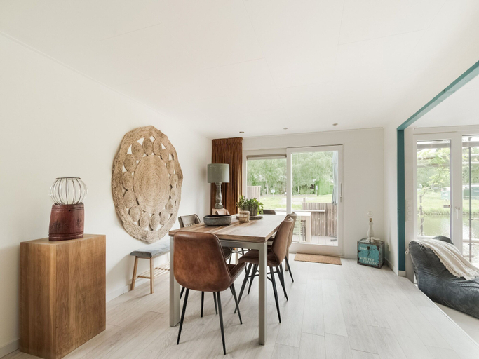 Dining 3, Idyllic Holiday Home in Ooltgensplaat Near Centre, Oostflakkee