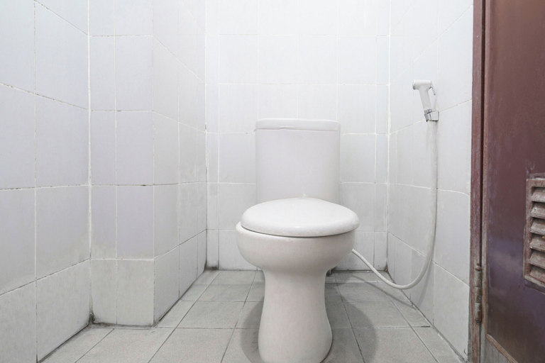 Bathroom 4, OYO 93923 Gateway Pasteur Apartment By Rini, Bandung