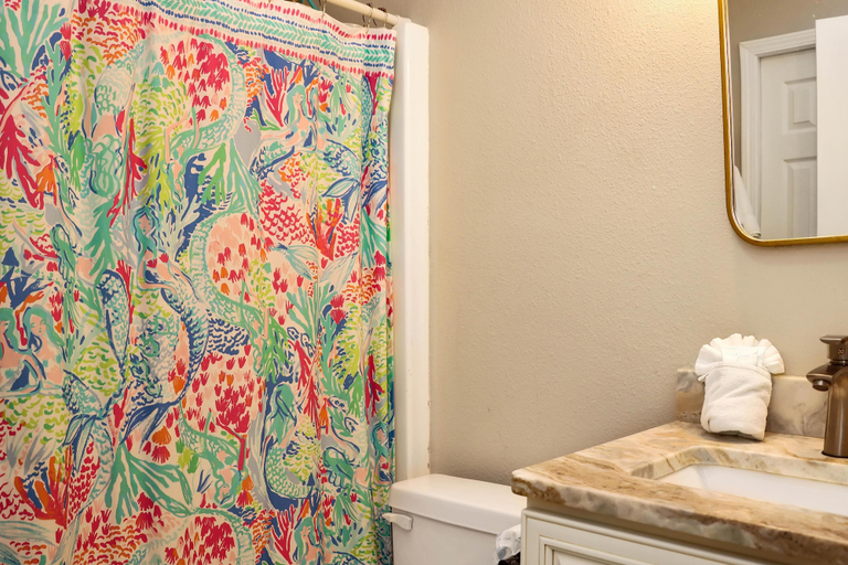Bathroom, The Palms 2B, Bay