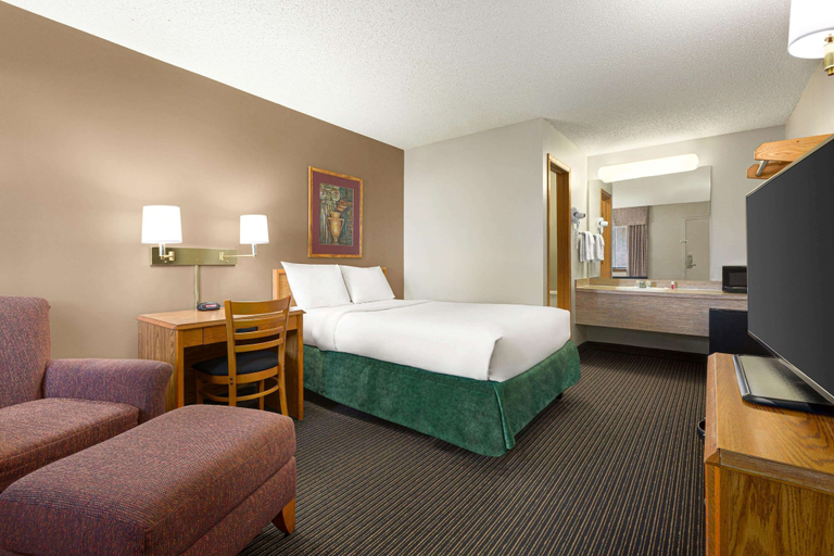 Bedroom 2, Travelodge by Wyndham Wellington KS, Sumner
