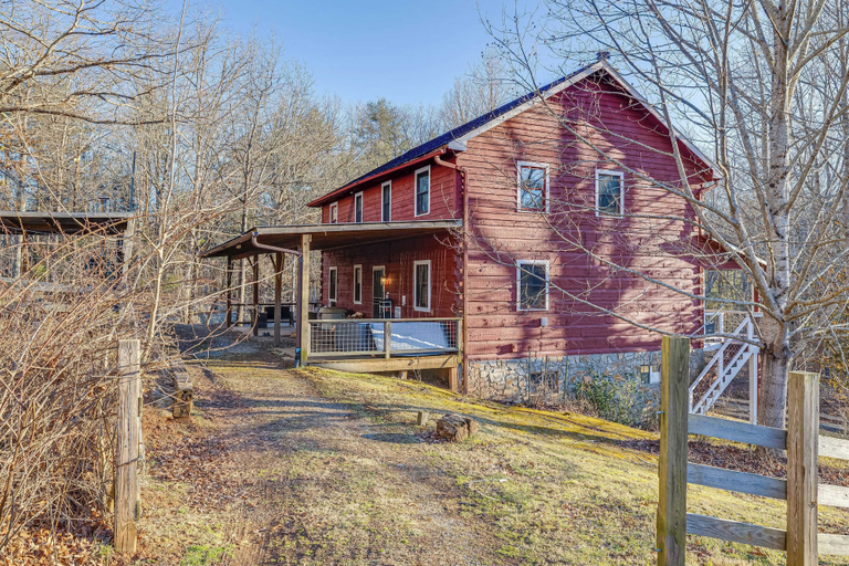 Exterior & Views, Red Cedar by Avantstay Cabin w/ Hot Tub + Views!, Buncombe