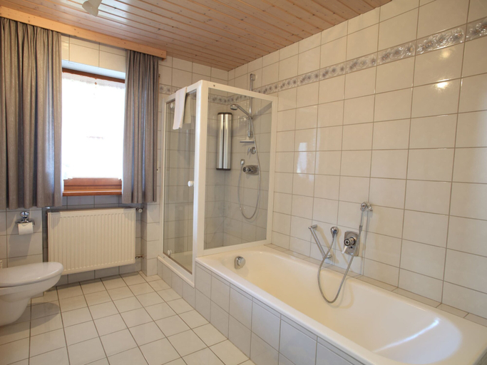 Bathroom 2, Cozy Apartment in Ruhmannsfelden With Swimming Pool, Regen