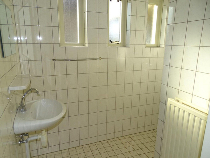 Bathroom 2, Bungalow in Breskens Near Beach and Lighthouse, Sluis