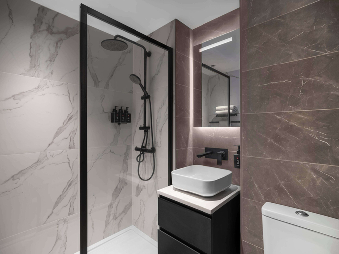 Bathroom 5, Radisson RED London Gatwick Airport, West Sussex