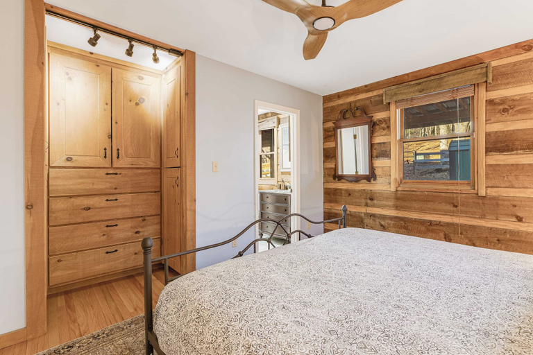 Bedroom 3, Red Cedar by Avantstay Cabin w/ Hot Tub + Views!, Buncombe