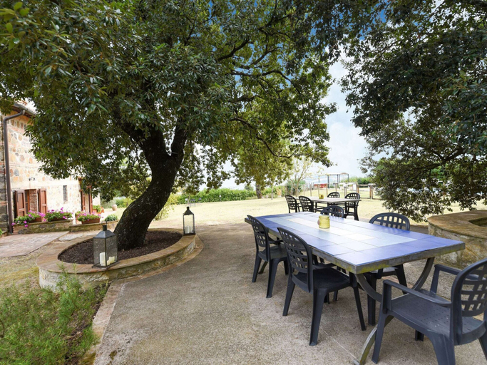 Garden 2, Holiday Home in Radicofani - Siena With Terrace, Siena