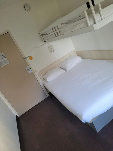Bedroom 4, Tip Hotel Cambrai, Nord