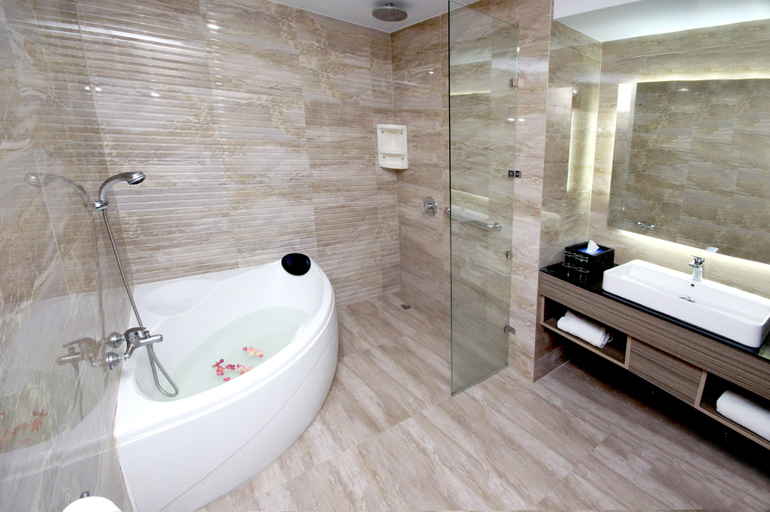 Bathroom 5, Hotel Gren Alia Cikini Jakarta, Central Jakarta