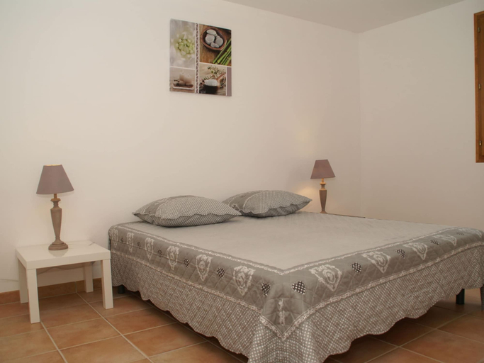 Room 3, Captivating Holiday Home in Les Vans With Pool, Ardèche