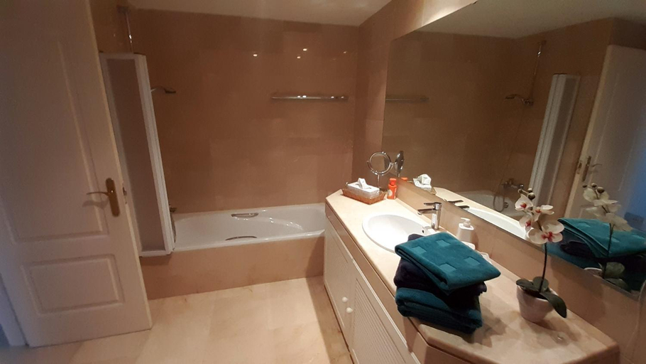 Bathroom 2, MEYER'S APARTMENTS MARBELLA - serviced luxury homes, Málaga