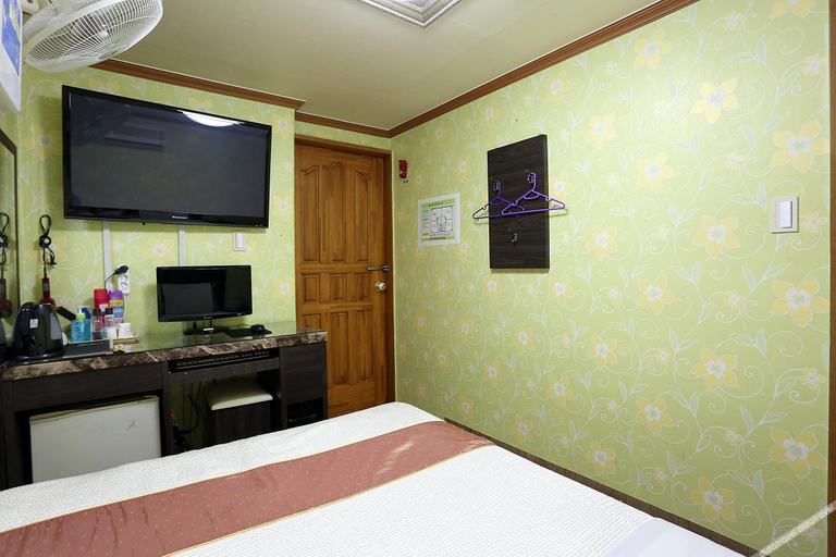 Bedroom 3, Sinchon Seongdo, Mapo
