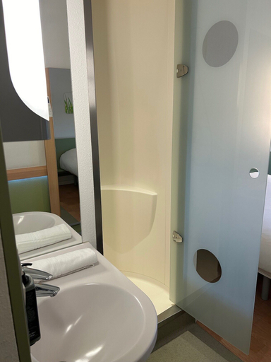 Bathroom 5, ibis budget Brussels Airport, Vlaams Brabant