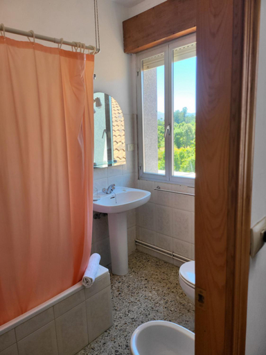 Others 5, HOSTAL BARCELONA, Ourense