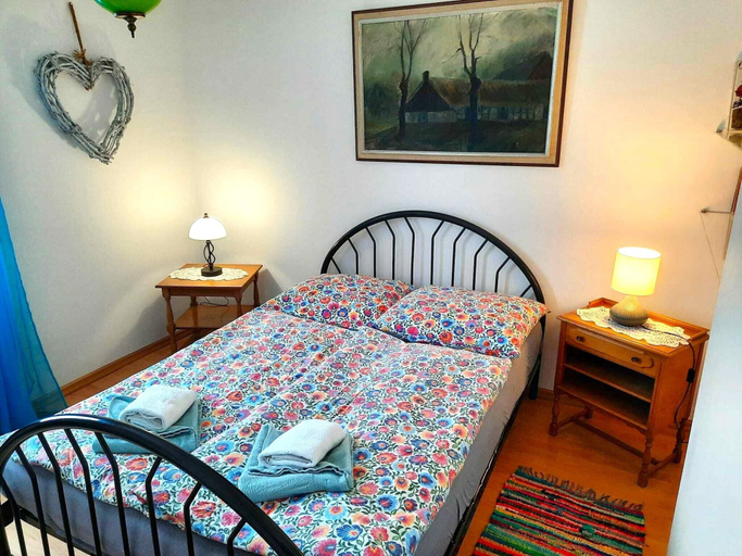 Room 5, Spacious Holiday Home in Piechowice With Garden, Jelenia Góra