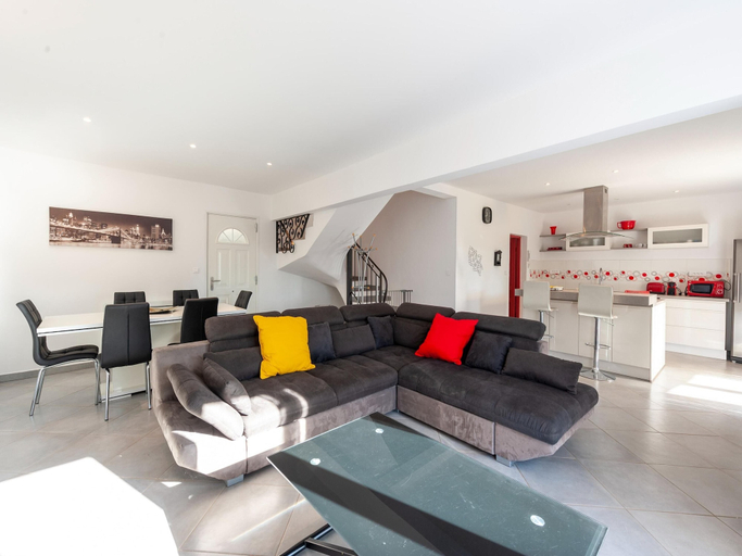 Living room, Beautiful Holiday Home With Garden, Var