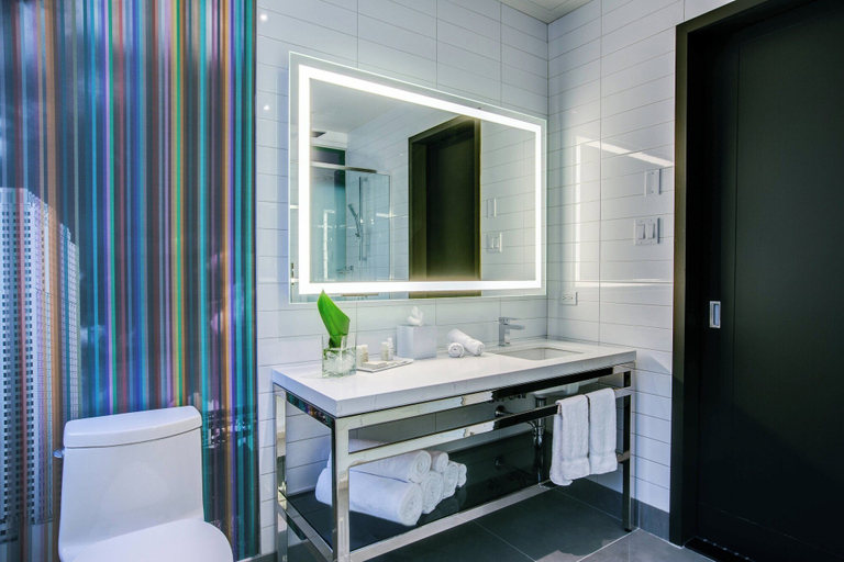 Bathroom 4, Renaissance Montreal Downtown Hotel, Montréal
