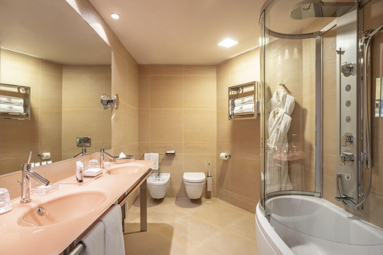 Bathroom 16