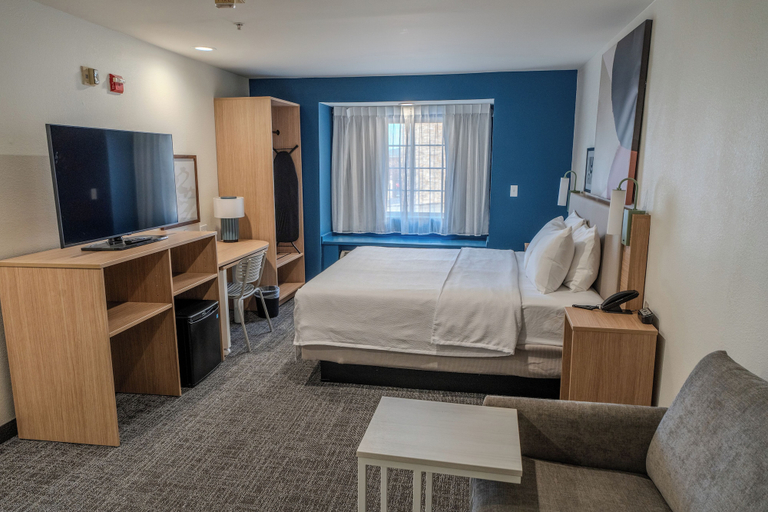 Bedroom 3, Spark by Hilton Sterling Dulles Airport, Loudoun