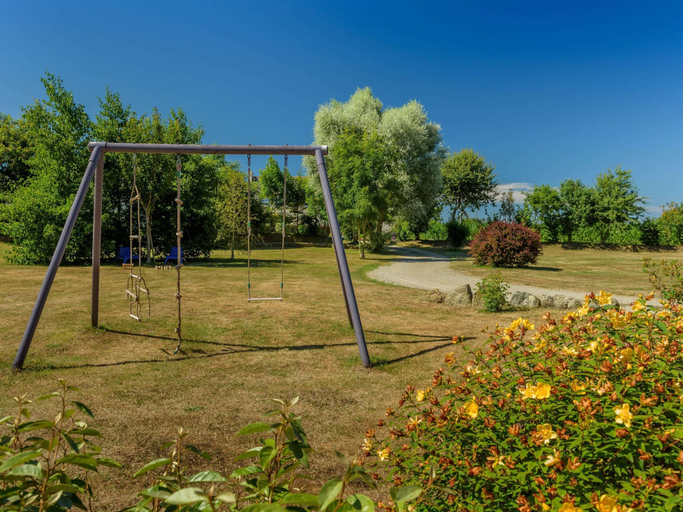 Garden 4, Peaceful Holiday Home in Plouguin With Indoor Pool, Finistère