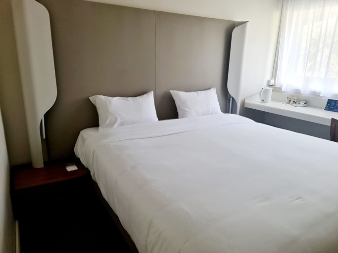 Bedroom 3, Campanile Chantilly, Oise