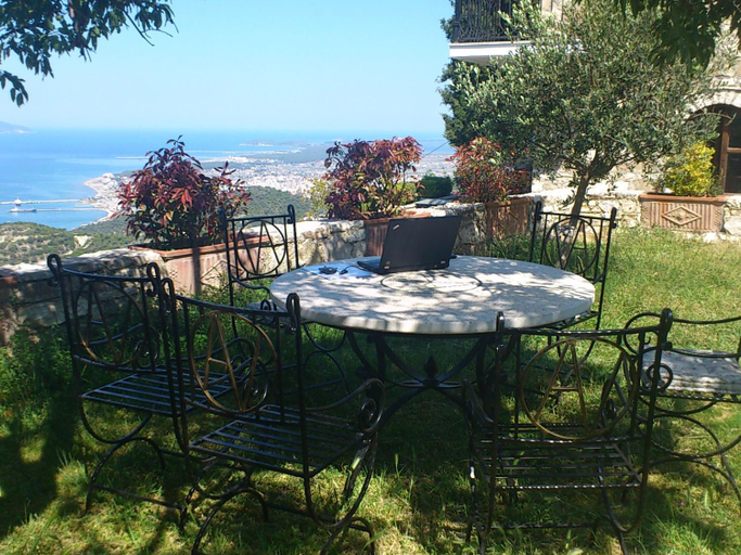 Others 4, Vila Amantia, Vlorës