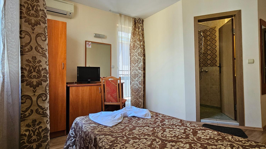 Bedroom 4, Caprice Family Hotel, Varna
