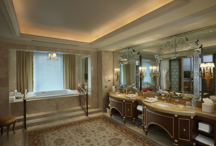 Bathroom 5, The Leela Palace New Delhi, Delhi