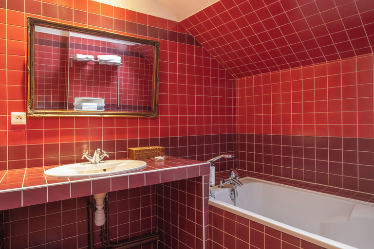 Bathroom 5, Hostellerie de l'Écu de Bretagne, Loiret