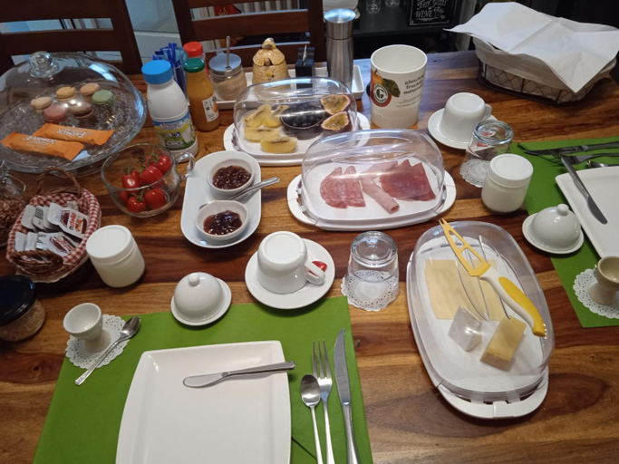Food & Drinks 5, Kiki's B&B, Basel