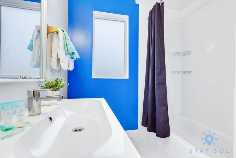 Bathroom, Free Parking: Bay View + Pool | Step To Beach, Broward
