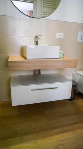 Bathroom 2, The Platform Rooms, Ferrara