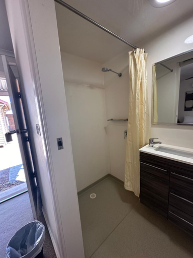Shower, Parachilna Overflow Accommodation, Unincorp. Flinders Ranges