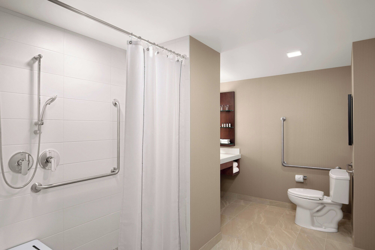 Bathroom 5, Delta Hotels by Marriott Thunder Bay, Lake Superior