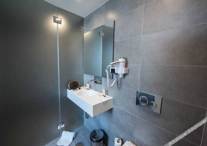 Bathroom 3, The Central House Porto Ribeira - Hostel, Porto