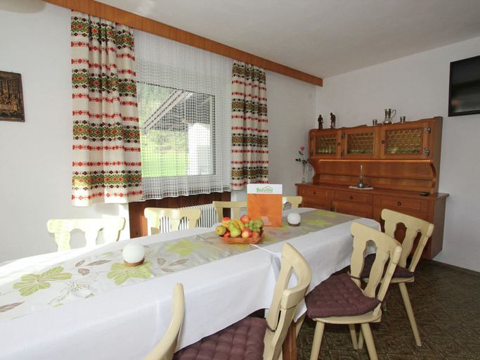 Dining 4, Cozy Apartment in Aschau im Zillertal Near Ski Lift, Schwaz