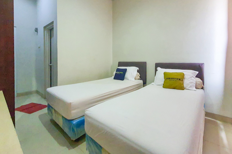 Urbanview Hotel Pondok Mas Cirebon By RedDoorz - Tap to explore photos